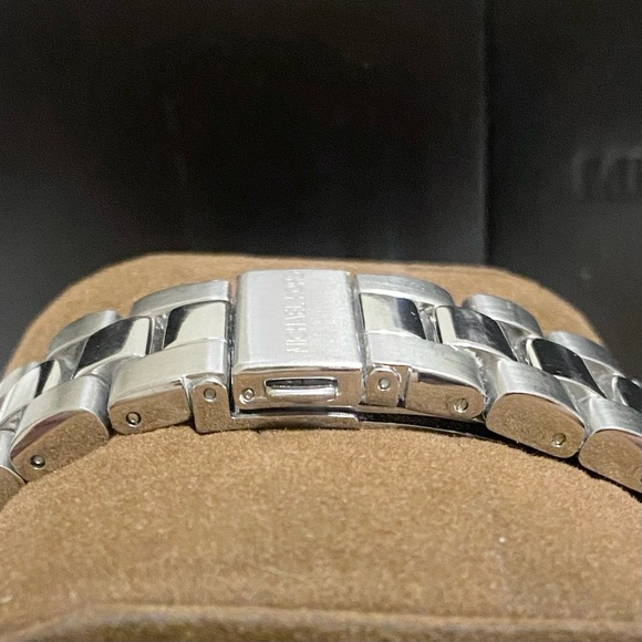 MICHAEL KORS “OVERSIZED RUNWAY” MK8026 SILVER WATCH - Picture 10 of 12